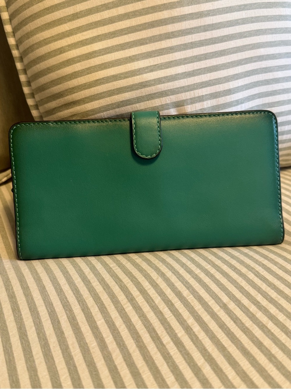 NWT Coach Green Smooth Leather Skinny Wallet with Gold 'C' Emblem - Picture 2 of 3